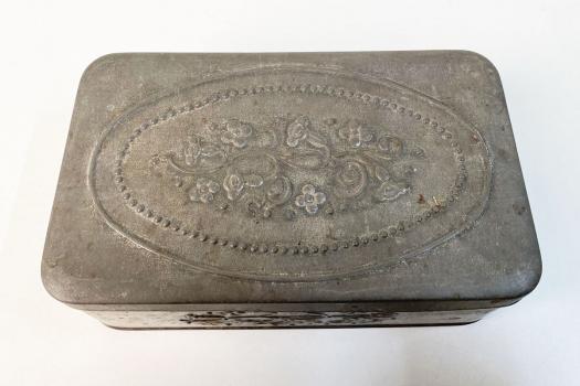 Preview: Alte Blechdose